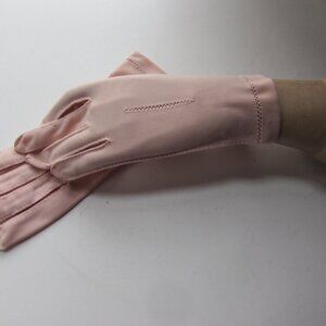 Vintage Ladies Gloves in Powder Pink Wrist Length